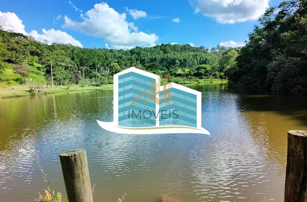 Linda casa no Condomínio Vale do Santa Fé, na cidade de Vinhedo, com excelente terreno, 2520m², 450m2 de construção, com muito verde, vista espetacular das varandas e dos quartos. Muito arejada e aconchegante, com 4 confortáveis suítes, 1 closet, amplo li - Foto 16
