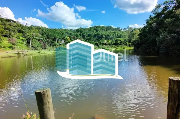 Linda casa no Condomínio Vale do Santa Fé, na cidade de Vinhedo, com excelente terreno, 2520m², 450m2 de construção, com muito verde, vista espetacular das varandas e dos quartos. Muito arejada e aconchegante, com 4 confortáveis suítes, 1 closet, amplo li - Foto 16