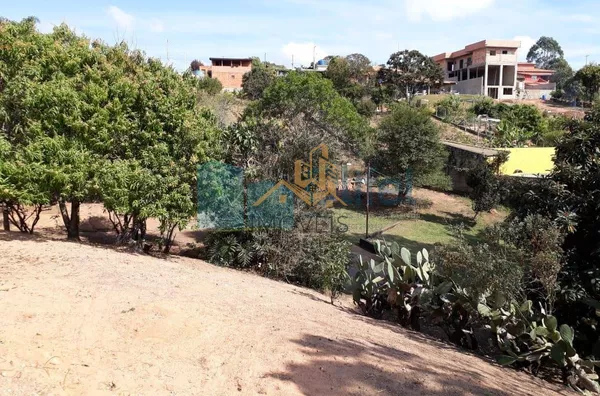 Chácara com 1696m² no bairro Monterrey, na cidade de Louveira,  sendo 137,00m de área construída. As casas são antigas, porém com boa estrutura e fundação. Piscina, pomar, poço caipira.  A chácara possui escritura do terreno, não permitindo dessa forma, f - Foto 8