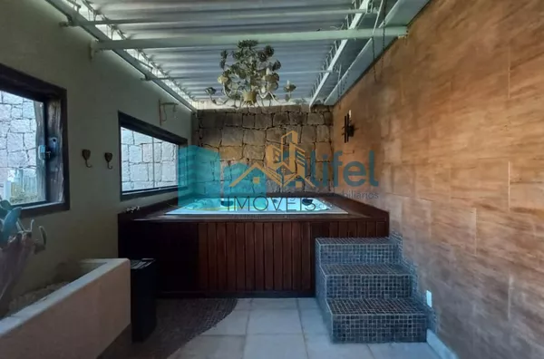 Excelente casa, estilo chácara, com belíssimo acabamento na cidade de Louveira com 1200 m² AT | 500 m² AC, sendo 03 dormitórios, sendo 1 master com closet, 03 banheiros, sala de TV, estar e jantar, lareira, adega, cozinha integrada rica em armários e i - Foto 26