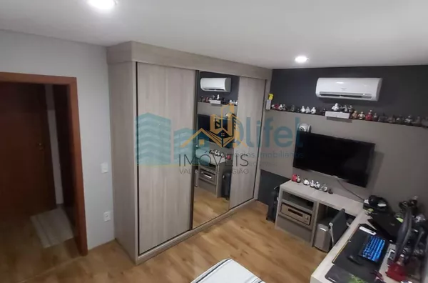 Lindo sobrado em condomínio com ótima localização e segurança 24 horas, 640 m² de terreno com 360 m² de construção, 4 dormitórios sendo 2 suítes e uma com hidromassagem e closet, 2 salas, lavabo, ampla cozinha com copa, lavanderia, ótimo espaço externo co - Foto 13
