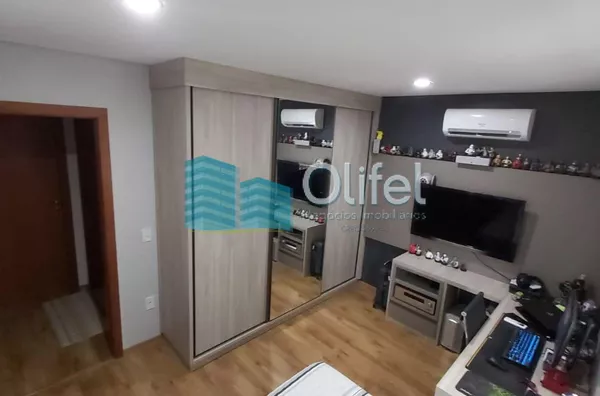 Lindo sobrado em condomínio com ótima localização e segurança 24 horas, 640 m² de terreno com 360 m² de construção, 4 dormitórios sendo 2 suítes e uma com hidromassagem e closet, 2 salas, lavabo, ampla cozinha com copa, lavanderia, ótimo espaço externo co - Foto 13