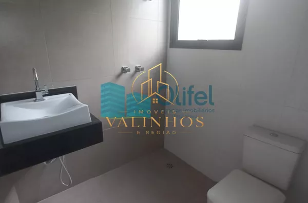 Excelente casa nova, assobradada,  em condomínio fechado na cidade de  Louveira. Condomínio conta com lazer completo com salão de festas, piscina, playground, campo de futebol, churrasqueira, academia, salão de jogos, brinquedoteca. redário, pet play, ves