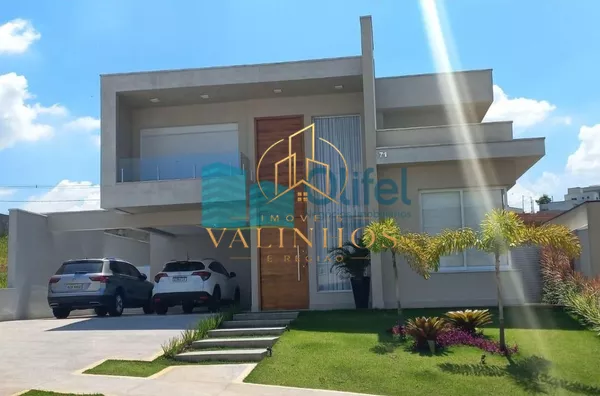 Lindo sobrado com excelente acabamento no  condomínio  Santa Isabel na cidade de Louveira com bastante verde, ideal para quem busca tranquilidade para a família e os amigos.  A casa conta com 3 suítes, sala ampla com pé direito duplo, cozinha rica em armá