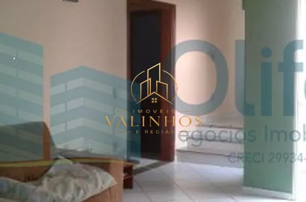 Casa sobrado, 3 quartos, sendo 1 suíte, 2 banheiros, sala de jantar e estar, cozinha, área de serviço, madeira lateral e frontal de primeira qualidade com casa semi nova, único dono, bairro tranquilo em excelente bairro de Vinhedo. Área de lazer para faze