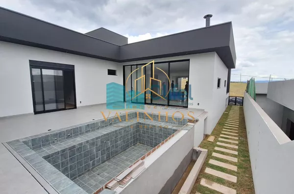 Imagine morar com a sua família em uma casa nova, totalmente térrea em um excelente condomínio com reserva ao seu entorno, ruas arborizadas e uma excelente área de lazer e segurança.  O imóvel possui 3 suítes, sala ampla integrada a cozinha e área gourmet