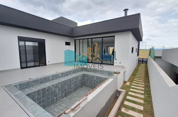 Imagine morar com a sua família em uma casa nova, totalmente térrea em um excelente condomínio com reserva ao seu entorno, ruas arborizadas e uma excelente área de lazer e segurança.  O imóvel possui 3 suítes, sala ampla integrada a cozinha e área gourmet - Foto 2