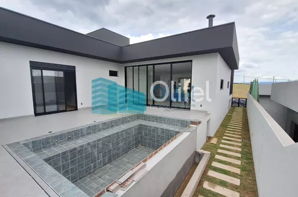 Imagine morar com a sua família em uma casa nova, totalmente térrea em um excelente condomínio com reserva ao seu entorno, ruas arborizadas e uma excelente área de lazer e segurança.  O imóvel possui 3 suítes, sala ampla integrada a cozinha e área gourmet - Foto 2