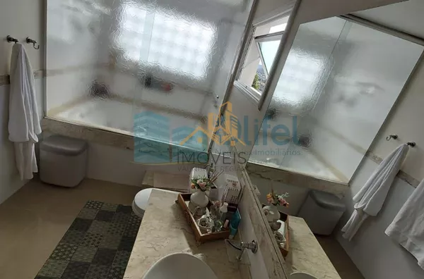 Lindo sobrado em condomínio com ótima localização e segurança 24 horas, 640 m² de terreno com 360 m² de construção, 4 dormitórios sendo 2 suítes e uma com hidromassagem e closet, 2 salas, lavabo, ampla cozinha com copa, lavanderia, ótimo espaço externo co - Foto 19