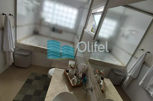 Lindo sobrado em condomínio com ótima localização e segurança 24 horas, 640 m² de terreno com 360 m² de construção, 4 dormitórios sendo 2 suítes e uma com hidromassagem e closet, 2 salas, lavabo, ampla cozinha com copa, lavanderia, ótimo espaço externo co - Foto 19