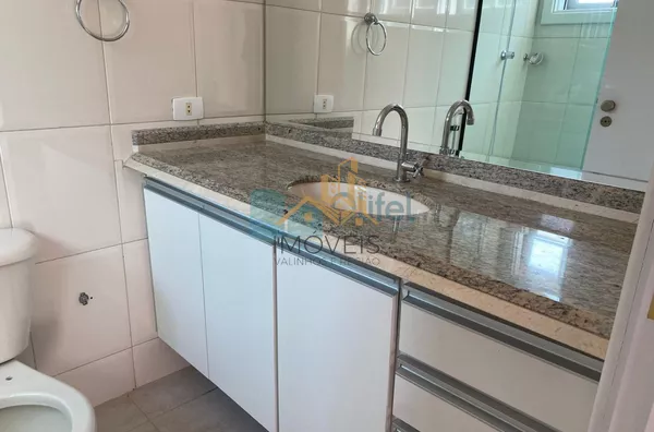 Excelente casa à venda no Condomínio São Joaquim,. Próxima ao lago, iluminação natural e muito arejada. No piso inferior a casa possui um espaço para home office, salão de jogos ou festas, 2 dormitórios e 1 suíte. No piso superior são 3 suítes sendo 1 mas - Foto 2