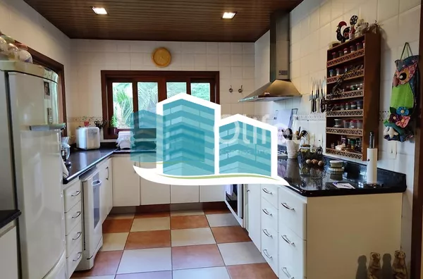 Linda casa no Condomínio Vale do Santa Fé, na cidade de Vinhedo, com excelente terreno, 2520m², 450m2 de construção, com muito verde, vista espetacular das varandas e dos quartos. Muito arejada e aconchegante, com 4 confortáveis suítes, 1 closet, amplo li - Foto 1