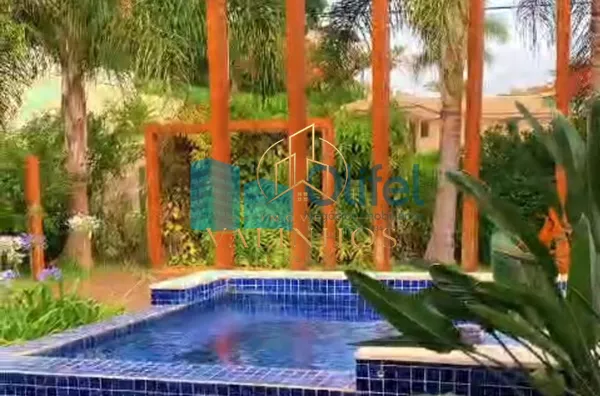VALOR BAIXOU DE 2.300.000 POR 1.990.000  Belíssima casa térrea à venda no Condomínio Terras de Santa Teresa, localizado em Vinhedo, SP. Com um design moderno e sofisticado, esse imóvel é perfeito para quem busca conforto e qualidade de vida.  Com 3 amplas