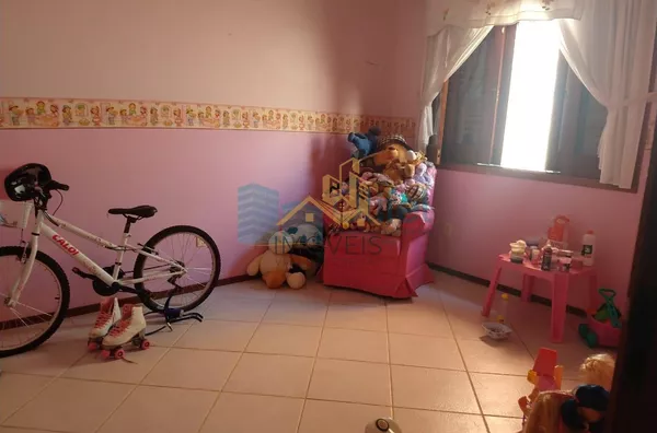 Casa térrea em condomínio em Louveira com 4 dormitórios, sendo 2 suítes, uma master com closet, cozinha planejada, lavanderia, sala ampla para 3 ambientes, quintal, piscina, vagas para 4 carros, sendo 2 cobertas e 2 descobertas. Condomínio com quadra de t - Foto 11