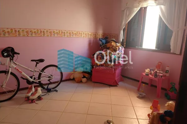 Casa térrea em condomínio em Louveira com 4 dormitórios, sendo 2 suítes, uma master com closet, cozinha planejada, lavanderia, sala ampla para 3 ambientes, quintal, piscina, vagas para 4 carros, sendo 2 cobertas e 2 descobertas. Condomínio com quadra de t - Foto 11
