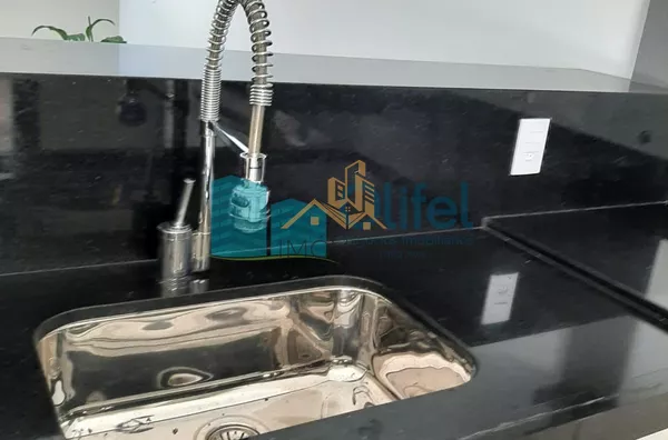 Linda casa térrea, 206m².O imóvel conta com 03 suítes com armários, sendo a suíte master com closet, escritório, lavabo, sala 2 ambientes, cozinha com armários e espaço gourmet com churrasqueira e armários, fogão cooktop  ja instalado. Piscina Aquecida. T - Foto 18