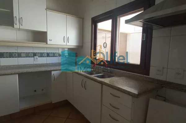 Para você que  busca uma excelente casa, assobradada, ensolarada, com ventilação natural, rua arborizada, condomínio com total segurança, acesso com identificação facial, portaria 24hs, área de lazer em uma cidade como Louveira, com estrutura, porém, mant - Foto 34