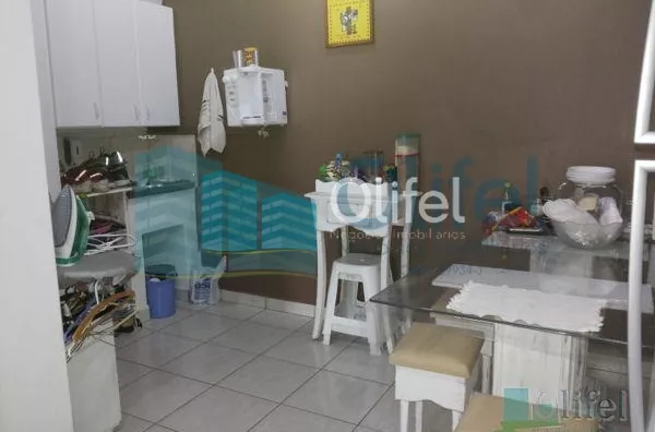 Linda casa de esquina com 3 dormitórios, sendo 1 suíte com hidromassagem, sala 2 ambientes, escritório, cozinha planejada, despensa, área gourmet, garagem para 2 carros cobertas, portão automático, bairro tranquilo. Vale a pena conferir. - Foto 21