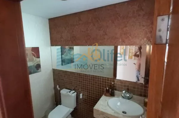 Lindo sobrado em condomínio com ótima localização e segurança 24 horas, 640 m² de terreno com 360 m² de construção, 4 dormitórios sendo 2 suítes e uma com hidromassagem e closet, 2 salas, lavabo, ampla cozinha com copa, lavanderia, ótimo espaço externo co - Foto 18