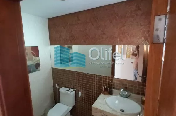 Lindo sobrado em condomínio com ótima localização e segurança 24 horas, 640 m² de terreno com 360 m² de construção, 4 dormitórios sendo 2 suítes e uma com hidromassagem e closet, 2 salas, lavabo, ampla cozinha com copa, lavanderia, ótimo espaço externo co - Foto 18