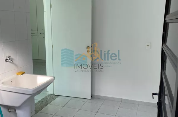 Excelente casa à venda no Condomínio São Joaquim,. Próxima ao lago, iluminação natural e muito arejada. No piso inferior a casa possui um espaço para home office, salão de jogos ou festas, 2 dormitórios e 1 suíte. No piso superior são 3 suítes sendo 1 mas - Foto 27