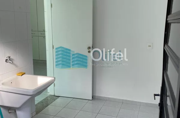Excelente casa à venda no Condomínio São Joaquim,. Próxima ao lago, iluminação natural e muito arejada. No piso inferior a casa possui um espaço para home office, salão de jogos ou festas, 2 dormitórios e 1 suíte. No piso superior são 3 suítes sendo 1 mas - Foto 27