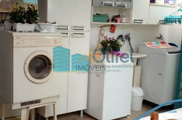 Excelente casa de esquina para comércio ou residência localizada na cidade de Jundiai em um bairro misto, próximo ao centro da cidade.  Imóvel conta com 2 dormitórios, sala, ampla cozinha com armários, lavanderia, banheiro. na parte superior um espaço cob - Foto 9