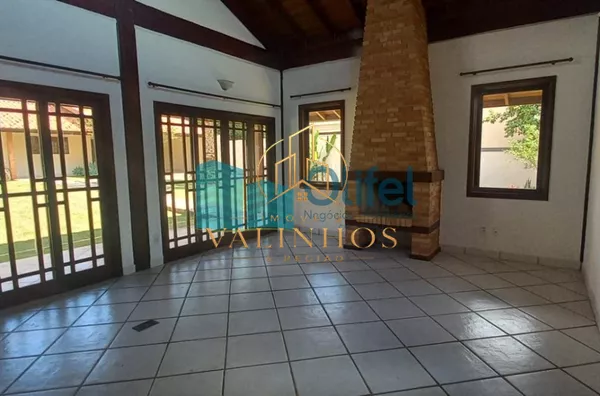 Para você que  busca uma excelente casa, assobradada, ensolarada, com ventilação natural, rua arborizada, condomínio com total segurança, acesso com identificação facial, portaria 24hs, área de lazer em uma cidade como Louveira, com estrutura, porém, mant