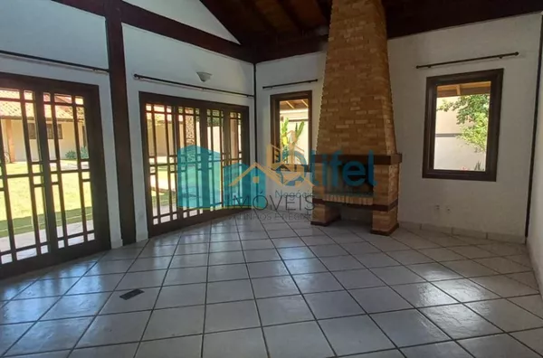 Para você que  busca uma excelente casa, assobradada, ensolarada, com ventilação natural, rua arborizada, condomínio com total segurança, acesso com identificação facial, portaria 24hs, área de lazer em uma cidade como Louveira, com estrutura, porém, mant - Foto 2