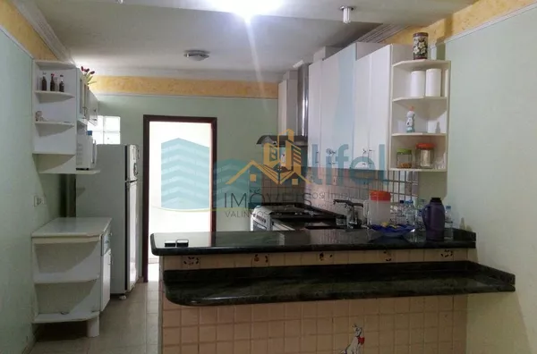 Ótima casa em bairro tradicional na cidade de Louveira. Área mista com 200m de área construída e 250m de área total. Casa com amplas sala de estar e jantar, cozinha planejada, 3 dormitórios, sendo 1 suíte, com closet, jardim de inverno, lavanderia, quarto - Foto 12
