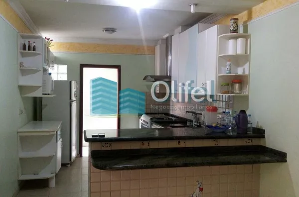 Ótima casa em bairro tradicional na cidade de Louveira. Área mista com 200m de área construída e 250m de área total. Casa com amplas sala de estar e jantar, cozinha planejada, 3 dormitórios, sendo 1 suíte, com closet, jardim de inverno, lavanderia, quarto - Foto 12