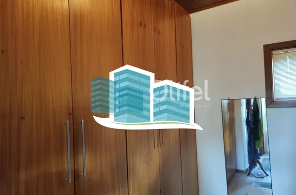 Linda casa no Condomínio Vale do Santa Fé, na cidade de Vinhedo, com excelente terreno, 2520m², 450m2 de construção, com muito verde, vista espetacular das varandas e dos quartos. Muito arejada e aconchegante, com 4 confortáveis suítes, 1 closet, amplo li - Foto 5