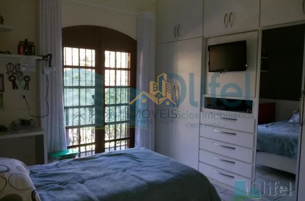 Linda casa de esquina com 3 dormitórios, sendo 1 suíte com hidromassagem, sala 2 ambientes, escritório, cozinha planejada, despensa, área gourmet, garagem para 2 carros cobertas, portão automático, bairro tranquilo. Vale a pena conferir. - Foto 15