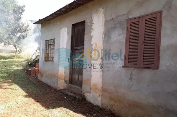 Chácara com 1696m² no bairro Monterrey, na cidade de Louveira,  sendo 137,00m de área construída. As casas são antigas, porém com boa estrutura e fundação. Piscina, pomar, poço caipira.  A chácara possui escritura do terreno, não permitindo dessa forma, f - Foto 3