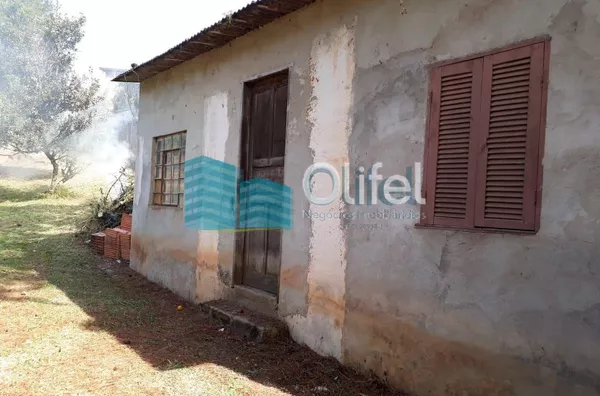 Chácara com 1696m² no bairro Monterrey, na cidade de Louveira,  sendo 137,00m de área construída. As casas são antigas, porém com boa estrutura e fundação. Piscina, pomar, poço caipira.  A chácara possui escritura do terreno, não permitindo dessa forma, f - Foto 3