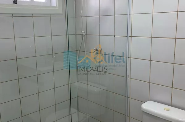 Excelente casa à venda no Condomínio São Joaquim,. Próxima ao lago, iluminação natural e muito arejada. No piso inferior a casa possui um espaço para home office, salão de jogos ou festas, 2 dormitórios e 1 suíte. No piso superior são 3 suítes sendo 1 mas - Foto 7