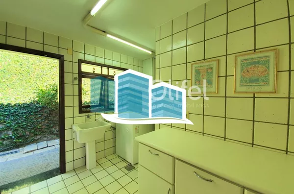 Maravilhosa casa a venda em condomínio na cidade de valinhos. com detalhes rústicos e da arquitetura inglesa. Aquela casa com cara de casa, a arquitetura diferenciada parece nos abraçar entre seus grandes vãos, vigas de madeira e concreto, arcos e piso ce - Foto 42