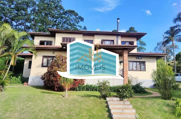 Linda casa no Condomínio Vale do Santa Fé, na cidade de Vinhedo, com excelente terreno, 2520m², 450m2 de construção, com muito verde, vista espetacular das varandas e dos quartos. Muito arejada e aconchegante, com 4 confortáveis suítes, 1 closet, amplo li - Foto 21