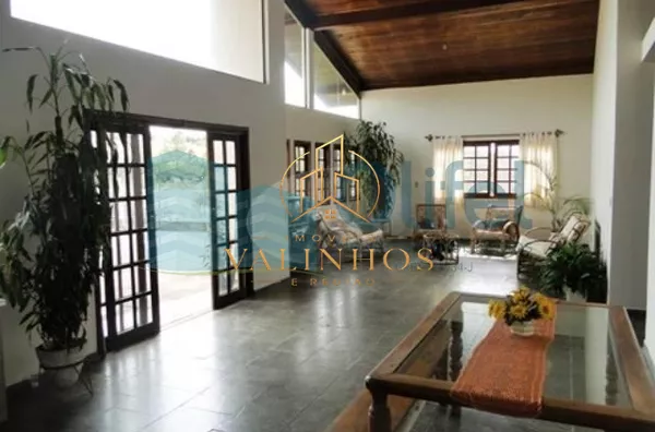 Linda casa em condomínio fechado na cidade de  Vinhedo, 698 m² área construída, 1450,00 m² de terreno, 5 dormitórios sendo 2 suítes, living 4 ambientes, 4 banheiros, 6 vagas de garagem cobertas, piscina, local com muito verde e tranquilidade.  Venha morar