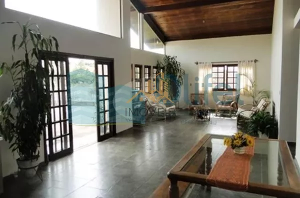 Linda casa em condomínio fechado na cidade de  Vinhedo, 698 m² área construída, 1450,00 m² de terreno, 5 dormitórios sendo 2 suítes, living 4 ambientes, 4 banheiros, 6 vagas de garagem cobertas, piscina, local com muito verde e tranquilidade.  Venha morar - Foto 3