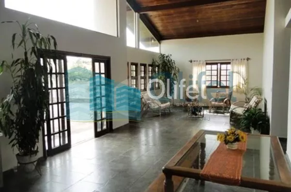 Linda casa em condomínio fechado na cidade de  Vinhedo, 698 m² área construída, 1450,00 m² de terreno, 5 dormitórios sendo 2 suítes, living 4 ambientes, 4 banheiros, 6 vagas de garagem cobertas, piscina, local com muito verde e tranquilidade.  Venha morar - Foto 3