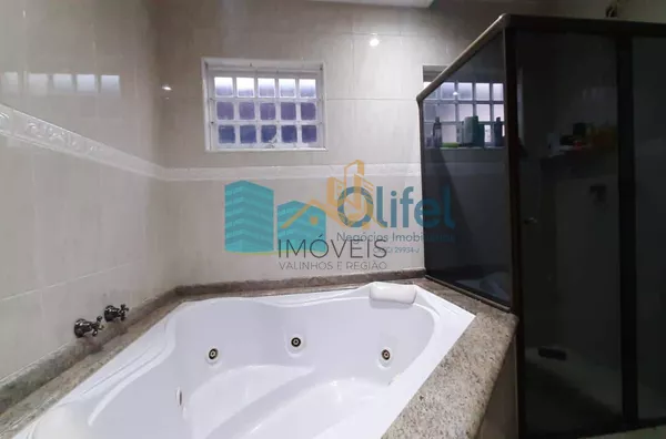 Excelente casa de esquina em bairro residencial, próximo ao centro na cidade de Louveira.  Possui 3 dormitórios sendo 1 suíte com closet e banheira de hidromassagem de 4 lugares. Sala 3 ambientes, sala de TV, escritório, despensa e lavanderia fechada. Pos - Foto 9