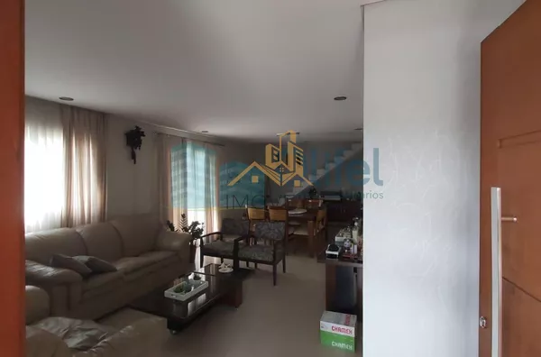 Lindo sobrado em condomínio com ótima localização e segurança 24 horas, 640 m² de terreno com 360 m² de construção, 4 dormitórios sendo 2 suítes e uma com hidromassagem e closet, 2 salas, lavabo, ampla cozinha com copa, lavanderia, ótimo espaço externo co - Foto 3