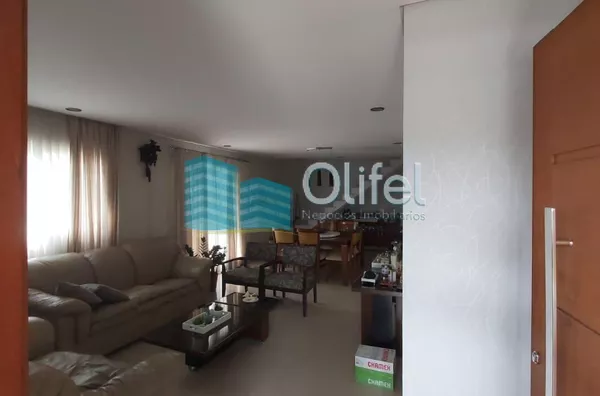 Lindo sobrado em condomínio com ótima localização e segurança 24 horas, 640 m² de terreno com 360 m² de construção, 4 dormitórios sendo 2 suítes e uma com hidromassagem e closet, 2 salas, lavabo, ampla cozinha com copa, lavanderia, ótimo espaço externo co - Foto 3