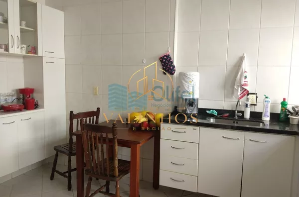 Casa térrea em condomínio em Louveira com 4 dormitórios, sendo 2 suítes, uma master com closet, cozinha planejada, lavanderia, sala ampla para 3 ambientes, quintal, piscina, vagas para 4 carros, sendo 2 cobertas e 2 descobertas. Condomínio com quadra de t