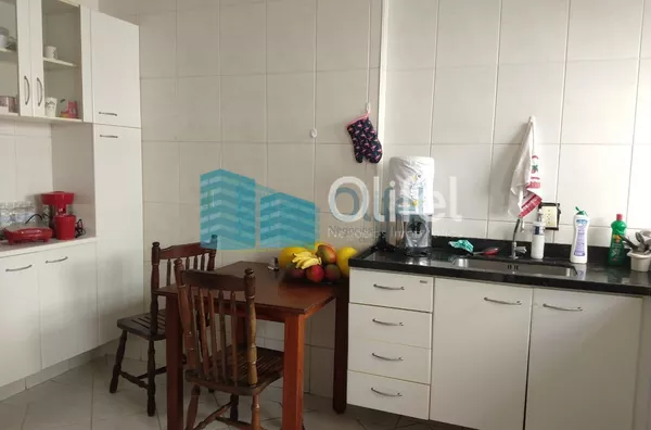 Casa térrea em condomínio em Louveira com 4 dormitórios, sendo 2 suítes, uma master com closet, cozinha planejada, lavanderia, sala ampla para 3 ambientes, quintal, piscina, vagas para 4 carros, sendo 2 cobertas e 2 descobertas. Condomínio com quadra de t - Foto 4