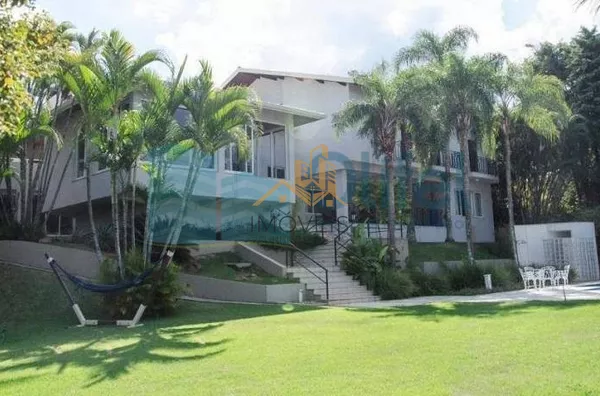 Casa residencial à venda, condomínio Estância Marambaia, Vinhedo. Maravilhosa casa, implantada em 4 lotes unificados que são passíveis de desmembramento, recentemente reformada, possui sala de estar com varanda e lago de carpas, sala de jantar, home theat - Foto 2