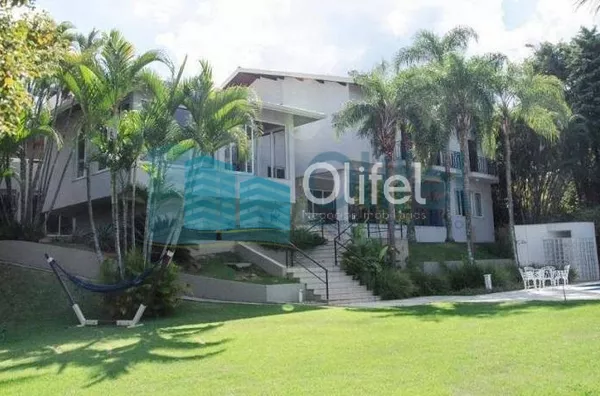 Casa residencial à venda, condomínio Estância Marambaia, Vinhedo. Maravilhosa casa, implantada em 4 lotes unificados que são passíveis de desmembramento, recentemente reformada, possui sala de estar com varanda e lago de carpas, sala de jantar, home theat - Foto 2
