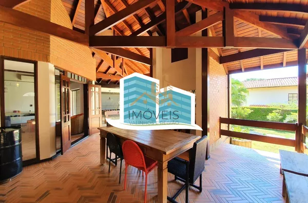 Maravilhosa casa a venda em condomínio na cidade de valinhos. com detalhes rústicos e da arquitetura inglesa. Aquela casa com cara de casa, a arquitetura diferenciada parece nos abraçar entre seus grandes vãos, vigas de madeira e concreto, arcos e piso ce - Foto 2