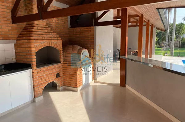 Excelente casa à venda no Condomínio São Joaquim,. Próxima ao lago, iluminação natural e muito arejada. No piso inferior a casa possui um espaço para home office, salão de jogos ou festas, 2 dormitórios e 1 suíte. No piso superior são 3 suítes sendo 1 mas - Foto 23